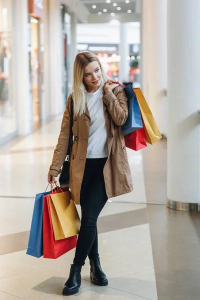 Joven Chica Rubia Abrigo Marrón Whit Rojo Azul Bolsas Compras —  Fotos de Stock