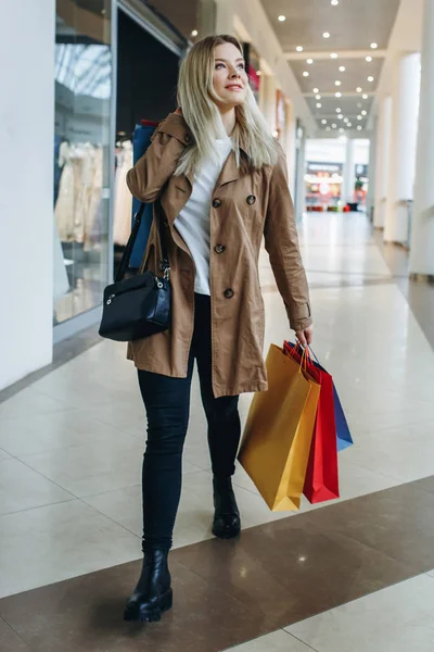 Щаслива Дівчина Посміхається Ходить Великому Місті Mall Білі Різнокольорові Сумки — стокове фото