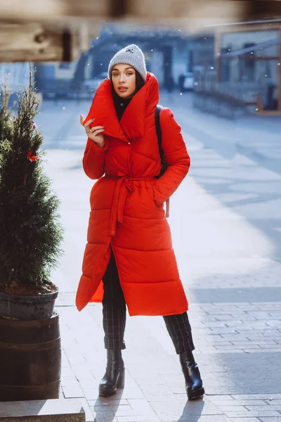 Módní Blogger Žena Červené Barvě Péřová Bunda Pózuje Vánočního Stromu — Stock fotografie