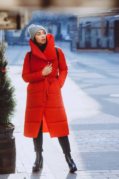 Счастливая Девушка Блоггер Моды Позирует Красной Куртке Вязаной Шляпе Возле — стоковое фото