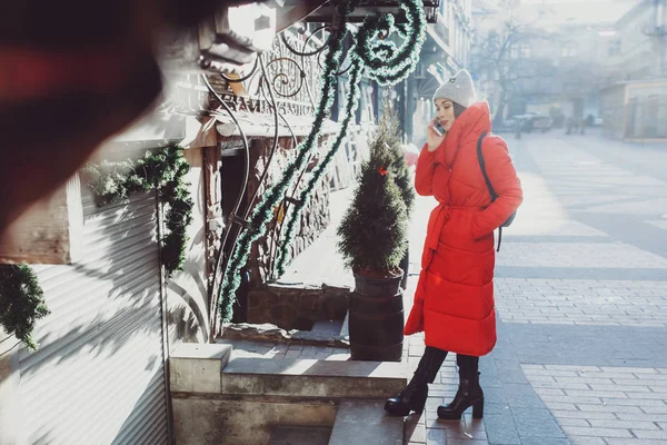 Mulher Moda Casaco Vermelho Para Baixo Chapéu Malha Cinza Falar — Fotografia de Stock