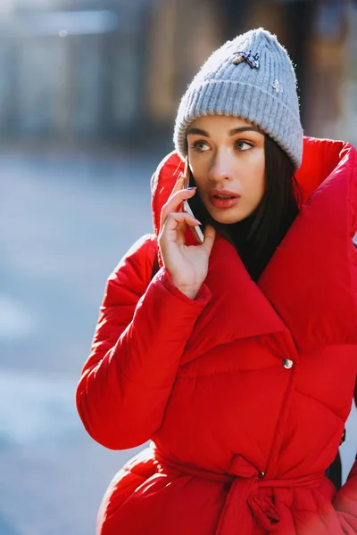Девушка Говорит Мобильному Телефону Счастливая Девочка Серой Вязаной Шапке Красном — стоковое фото