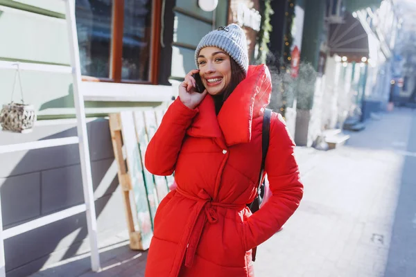 Pretty Woman Talking Mobile Phone Wearind Red Coat Grey Hat — Stock Photo, Image