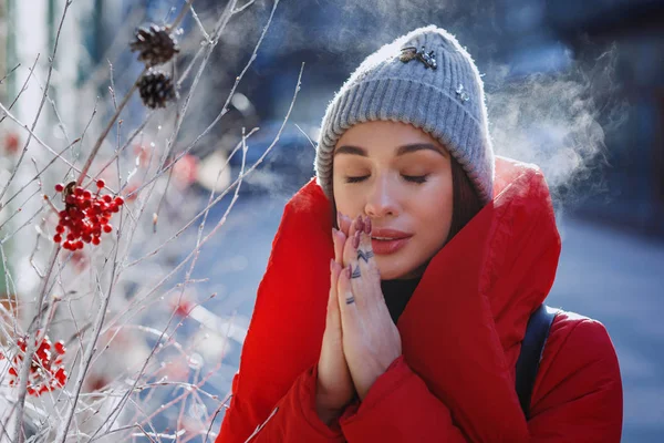 身穿红色冬衣的女孩试图温暖自己站在被雪和寒冷天气覆盖的街道上 圣诞节 新年和寒假概念 — 图库照片