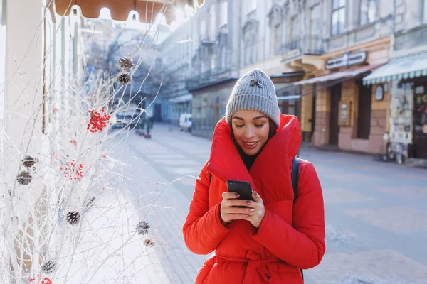 Счастливое Чудо Красном Зимнем Пальто Улыбка Смс Сообщение Другу Концепция — стоковое фото