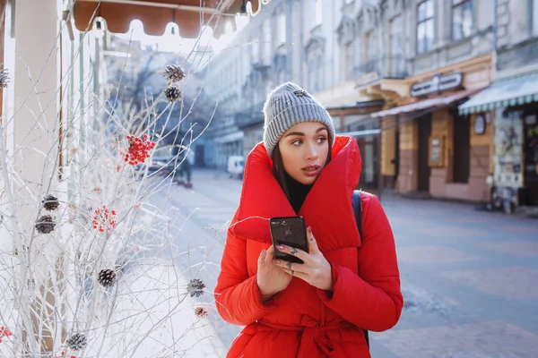 Mysterious Woman Red Winter Jacket Text Message Wait Friend Winter — Stock Photo, Image