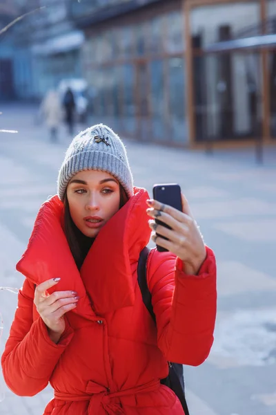 Selfie입니다 코트와 모자와 Selfie 거리에서 크리스마스 이미지 — 스톡 사진