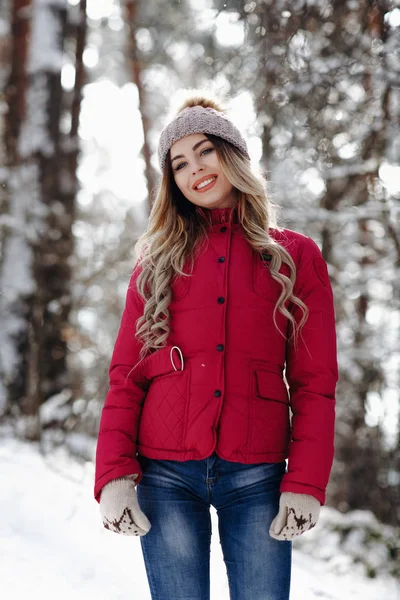 年轻美丽的微笑的白色牙齿女孩与惊人的头发肖像穿着紫色下来夹克在冬天雪林 — 图库照片