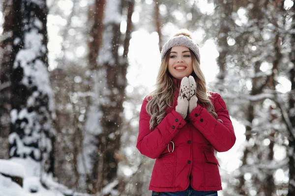 Krásná Mladá Usměvavá Bílý Zub Dívka Portrétem Úžasné Vlasy Nosí — Stock fotografie