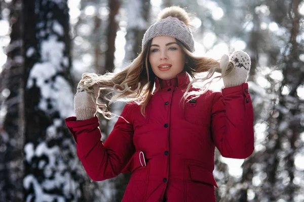 Krásná Dívka Dlouhými Kudrnatými Vlasy Bílé Šedé Čepice Rukavice Baví — Stock fotografie