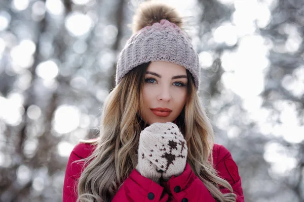 户外近距离画像的年轻美丽女孩温暖的手 女孩穿着温暖的冬衣 帽子在冬天的森林里摆姿势 圣诞节 寒假的概念 图片仅供参考 — 图库照片