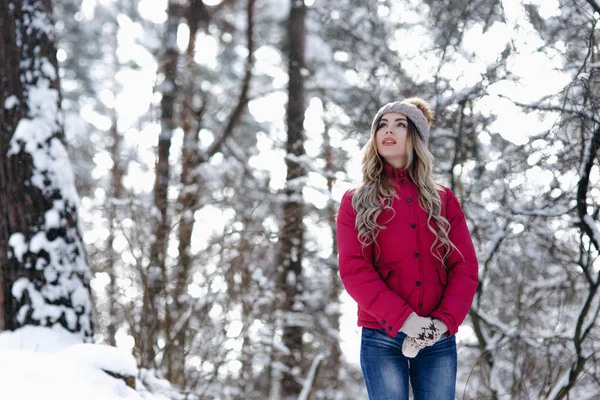 공원에서 여자의 초상화를 닫습니다 화려한 코트에 패션입니다 눈입니다 배경에 나무입니다 — 스톡 사진