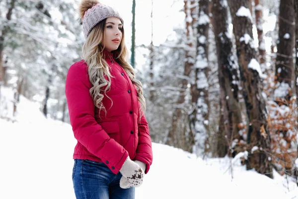 Menina Incrível Vestindo Jaqueta Borgonha Ficar Floresta Inverno Conceito Férias — Fotografia de Stock