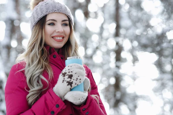 Primer Plano Retrato Hermosa Joven Sostiene Taza Termo Azul Con — Foto de Stock