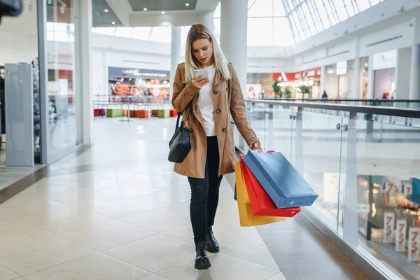 Meisje Kijkt Iets Haar Telefoon Wandelen Rond Het Grote Winkelcentrum — Stockfoto