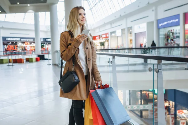 Chica Mira Algo Teléfono Pie Con Bolsas Compras Hombro Centro —  Fotos de Stock