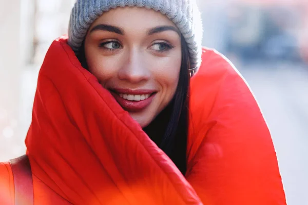 特写的漂亮的时尚女人在红色外套和灰色的帽子 女孩微笑着把目光移开 美容时尚风格 圣诞节 新年和寒假概念 — 图库照片