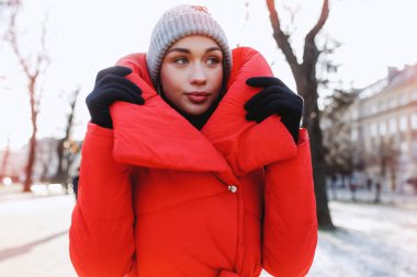 Güzel kadın kırmızı ceket yaka etrafında sarın. Moda stil. Noel, yeni yıl ve kış tatil kavramı