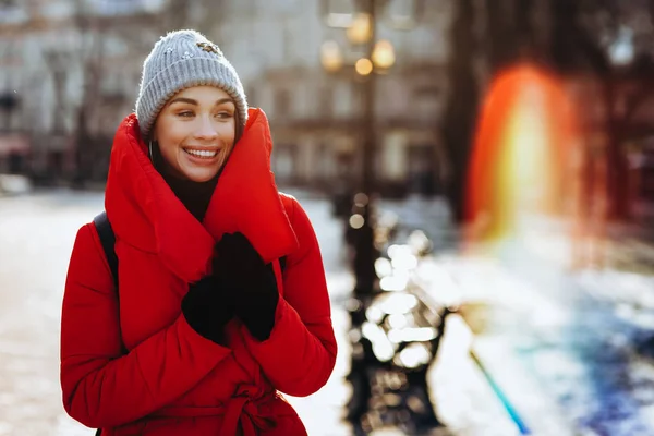 Cool Girl Úsměv Červená Péřová Bunda Šedá Pletená Čepice Černé — Stock fotografie