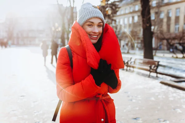 Uma Mulher Bonita Enrola Colarinho Casaco Vermelho Sorria Caminhe Pela — Fotografia de Stock