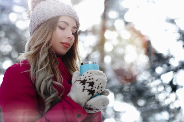 Girl Smile Termo Cup Coffee Tea Wear Knitted Gloves Hat — Stock Photo, Image