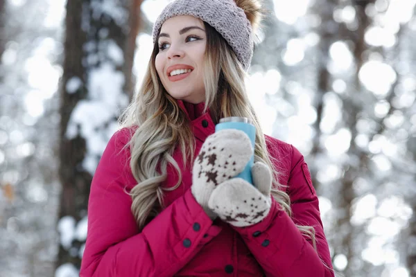 Ragazza Sorriso Con Termo Tazza Caffè Indossare Guanti Maglia Cappello — Foto Stock