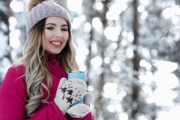 Dívka Úsměv Termo Šálek Kávy Nebo Čaje Oblečení Rukavice Čepice — Stock fotografie