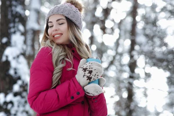 满意的妇女在冬天享受热杯的贝瓦雷格在冬天雪雪的森林 寒假概念 — 图库照片