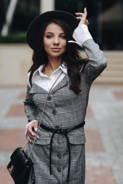 Üç çeyrek uzunluğunda dikey portre giyen güzel kız