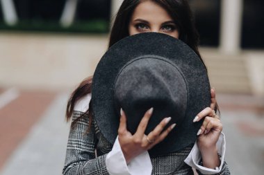 Sokak arka plan koyu saçlı Avrupalı utangaç kız. Horizon