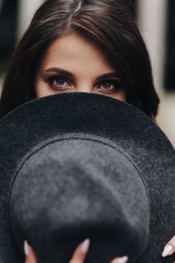 Güzel gizemli kız dikey dış portresi kadar yakın 