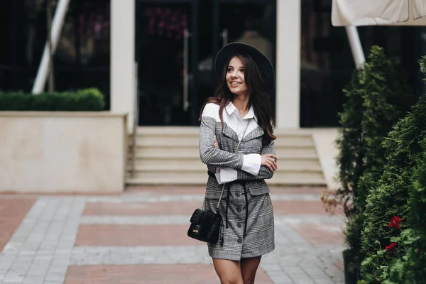 Hermosa chica sonriente con sombrero elegante, chaqueta gris y alta — Foto de Stock