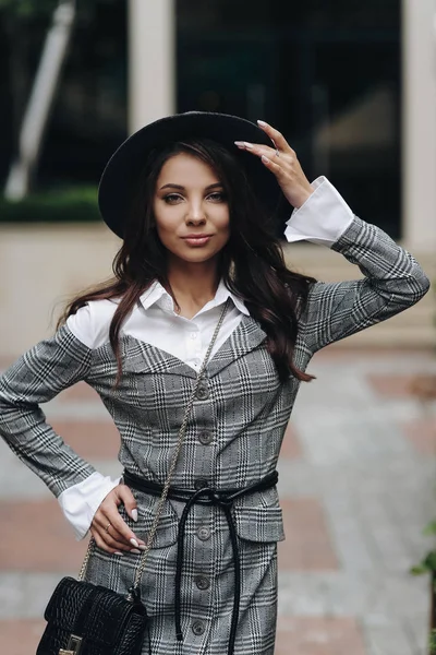 Üç çeyrek uzunluğunda dikey portre giyen güzel kız