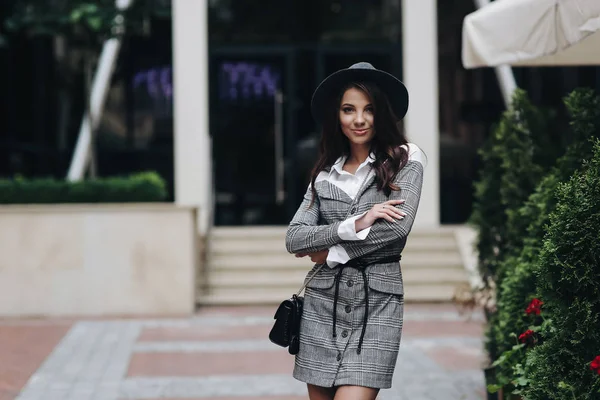 Модная девушка-модель на улице позирует для портрета уличной моды — стоковое фото