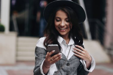 Mobil kullanarak genç kadın açık yatay portre kadar yakın