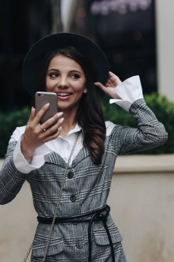 Genç esmer kız ön kamera ile bir selfie veya video yapma 