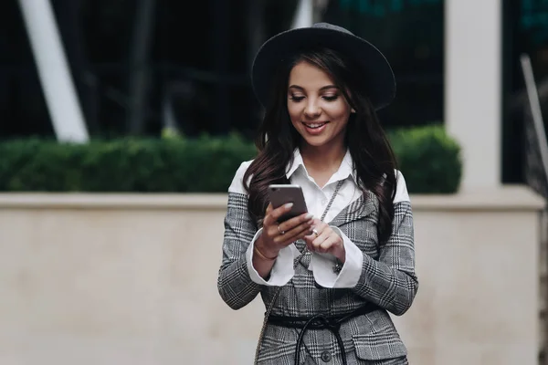 Горизонтальный портрет красивой улыбающейся женщины с мобилем — стоковое фото
