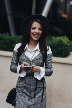 Gülen genç kadın w üç çeyrek uzunluğunda dikey portre