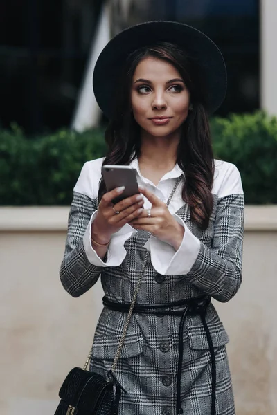 Driekwart lengte verticaal portret van mooie brunette GIR — Stockfoto