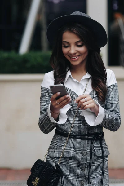 Happy smiling girl reading sms notification. Three quarter lengt — Stock Photo, Image