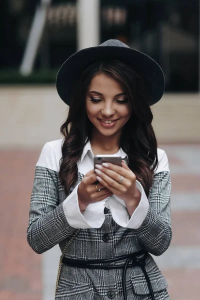 Счастливая улыбающаяся девушка читает смс-уведомления — стоковое фото