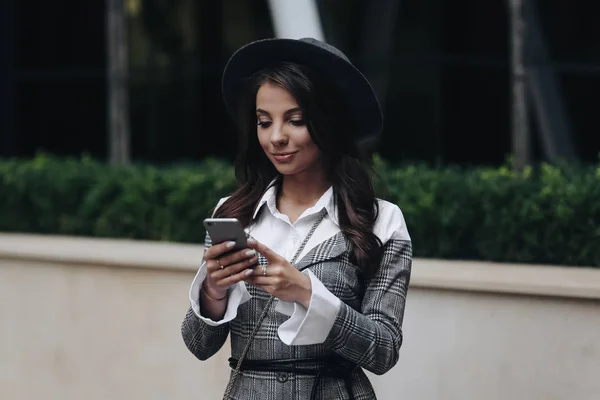 Vrouw texting. Portret van jonge mooie meisje chatten op een mo — Stockfoto