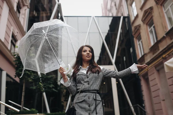 Portret van een gelukkige vrouw onder een paraplu in de buurt van het kantoor, Wai — Stockfoto