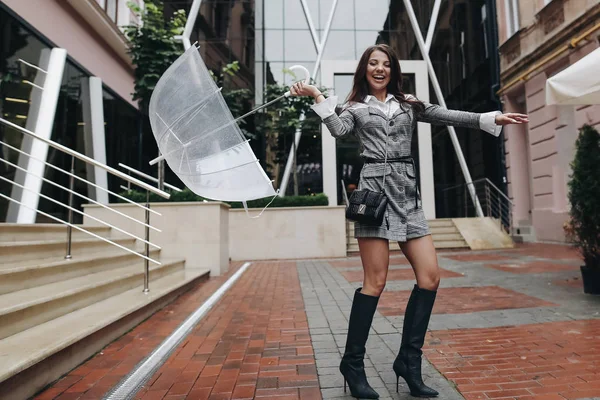 Retrato de mulher bonita brincando com guarda-chuva perto do café . — Fotografia de Stock