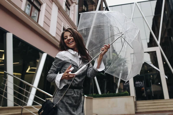 Retrato de una alegre mujer riendo posando con paraguas cerca —  Fotos de Stock