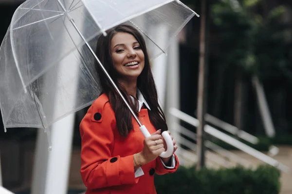 Affärs-, väder-och folk koncept. Unga leende Europeiska affärskvinna med paraply på Spring City Street. — Stockfoto