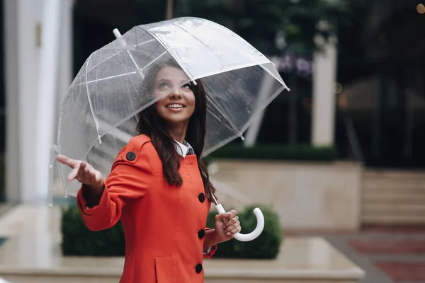 Mujer con paraguas en la ciudad esperando la lluvia . — Foto de Stock