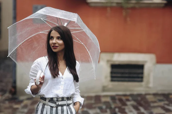 Portret van sexy jonge vrouw met natuurlijke make-up met mooie ogen wandelen rond de stad. — Stockfoto