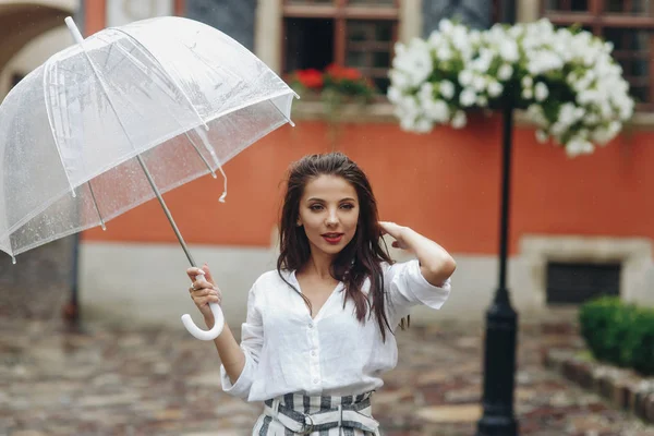 Close-up portret van een positieve en mooie vrouw genieten zomerdag tijdens het weekend. Het is zomer regen. — Stockfoto