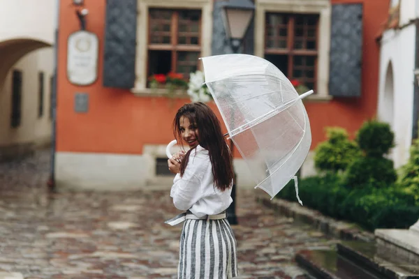 Retrato de mujer joven con paraguas caminando por la ciudad de verano al aire libre. Copiar espacio . — Foto de Stock